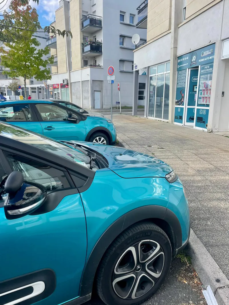La C3 turquoise devant l'agence