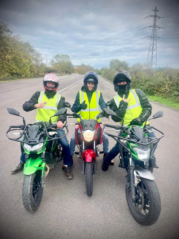 Trois élèves moto en gilet jaune