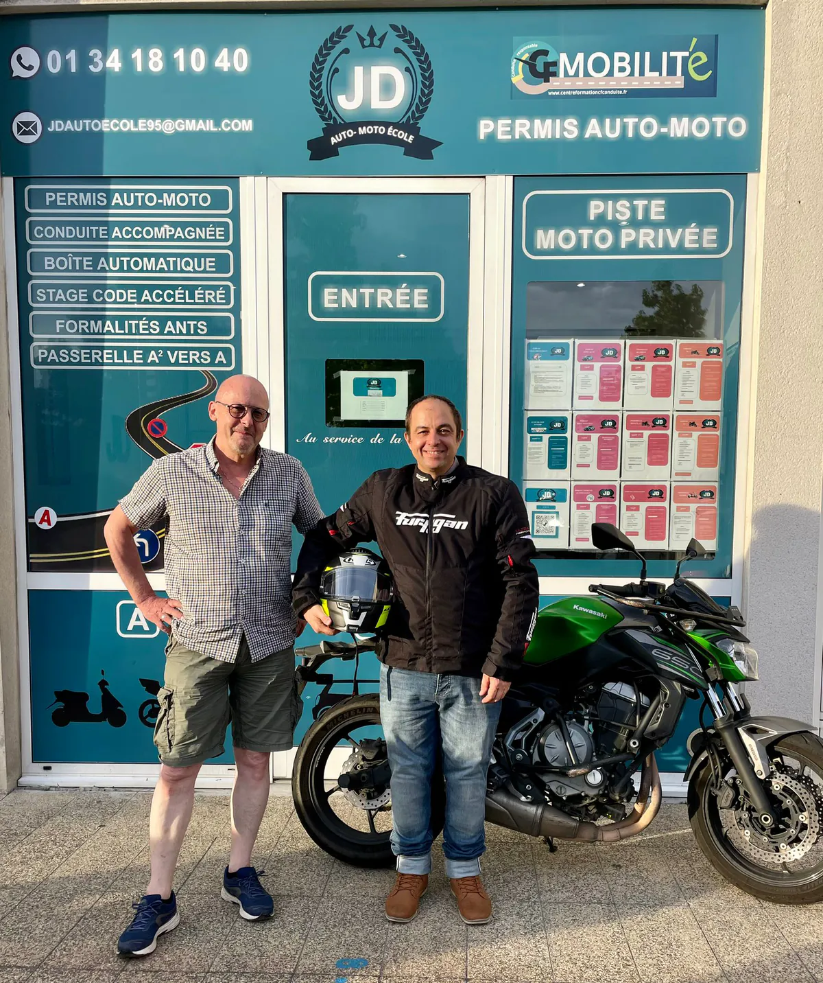 La vitrine turquoise de JD Auto Moto École, place des 7 Fontaines à Taverny
