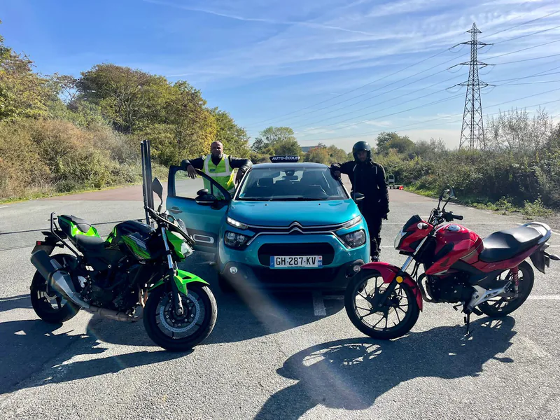 La C3 de l'école entre deux motos