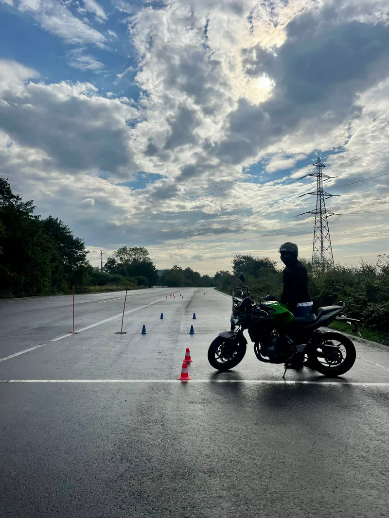 Moto sur la piste privée sous un ciel d'orage