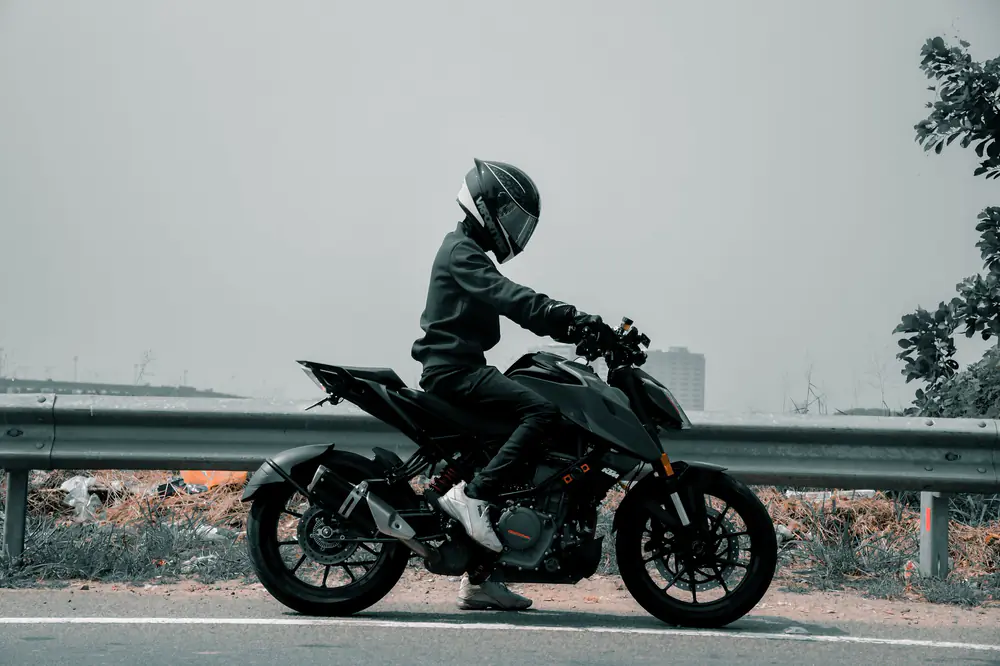 Motard équipé de la tête aux pieds