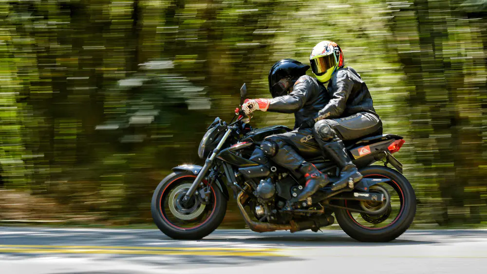 Motard ganté en mouvement