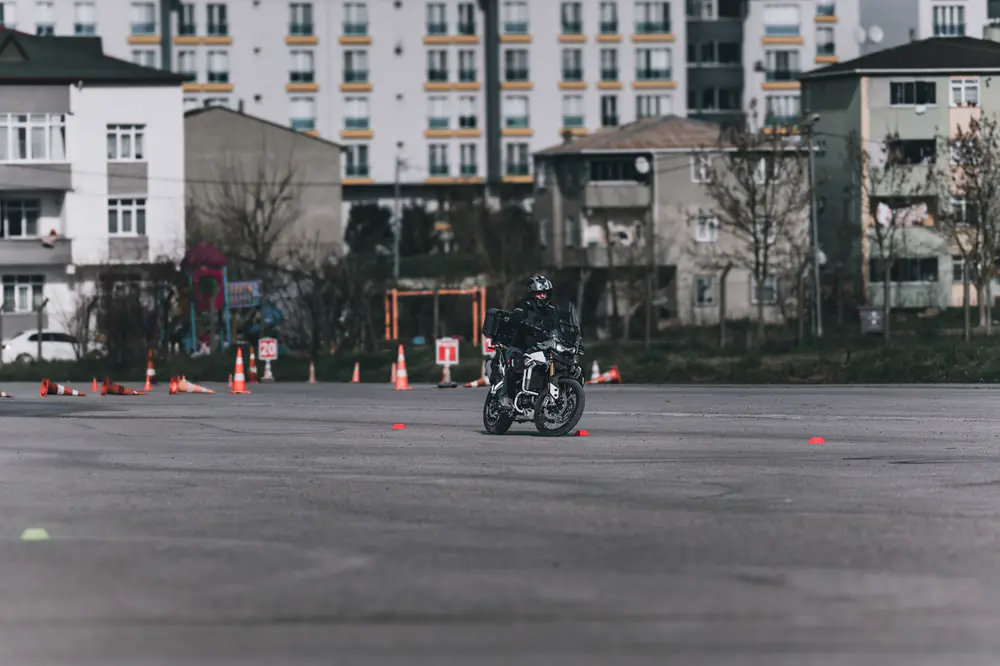 Plateau moto entre les plots